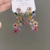 Aretes de Borlas de Flores, Clips para Orejas, Aretes de Lujo Ligero y de Alta Gama, Aretes Dulces, Sencillos, Modernos y Versátiles para Mujer