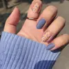 PD-119 Uñas Postizas Graffiti Azul Molido Cortas Redondas Mate Bloques de Color Coloridos Frescas 24 Piezas Uñas Portátiles Piezas de Uñas Mayoreo