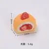 Pastel de hojaldre relleno de fresa juguete accesorio DIY hecho a mano creativo componentes pegamento de crema resina materiales de accesorios pequeños venta al por mayor