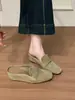 Primer Encuentro: Nuevos Zapatos de Mujer Verano 2026 - Mules Retro Versátiles que Aumentan la Altura, Punta Cerrada para Uso en Exteriores, Parte Superior de Gamuza