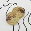 Botones de resina de imitación de cuerno de fábrica directos botón redondo de cuatro ojales botones para abrigo cortavientos al por mayor