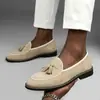 Mocassins transfronteiriços, sapatos masculinos da moda estilo coreano com franjas estilo britânico, sapatos slip-on de camurça e couro nobuck, sapatos pequenos de couro