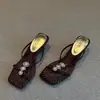 Nueva colección de verano: Sandalias de tirón versátiles y elegantes para mujer, con punta cuadrada y adornos de pedrería, y tacón alto.