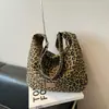 Exquisito bolso con estampado de leopardo estilo coreano para mujer, nuevo modelo primavera-verano 2026, bolso de gran capacidad, bolso de hombro estilo casual, bolso tote para el trabajo