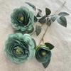 Tejido de pan púrpura europeo tres cabezas Loto de rocío flor de simulación Auditorio de bodas Hotel decoración del hogar Camino de flores techo colgante arreglo floral venta al por mayor