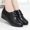 Zapatos de piel para mujer para madres, otoño 2026, zapatos slip-on estilosos con plataforma y tacón de cuña para mujeres de mediana edad y mayores