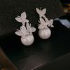 Pendientes de Aguja Plateados Coreanos con un Diseño de Mariposa Princesa Soñadora de Lujo Ligero, Presentando un Temperamento Súper de Hada, Perlas de Botón con Microincrustaciones, Venta al por Mayor