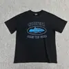 Venta a largo plazo de la serie Corteiz Devil Island, con un estampado de logo de letras en una camiseta de cuello redondo y manga corta, un estilo de algodón ajustado para ventas transfronterizas