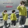 Conjunto de Otoño para Niños: Conjunto de Dos Piezas de Chaqueta de Punto y Pantalones a Rayas para Niños, Moda Coreana Nueva Estilo 2026 Ropa para Niños