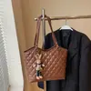 Bolso retro de gran capacidad transfronterizo para mujer, versátil para otoño e invierno, nuevo bolso de hombro casual con patrón de diamantes 2026, bolso tote texturizado