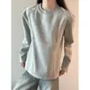 Sudadera gris de peso pesado estilo americano con estampado floral blanco para hombre, camiseta de manga larga de otoño cleanfit deconstruida en el hombro derecho, camiseta base de capa interior