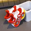 Zapatillas que se iluminan 2026 primavera-verano nuevo modelo coche de dibujos animados zapatos casuales para niños para niños pequeños con superficie de cuero y luces