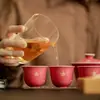 Conjunto Completo de Chá Kung Fu das Dinastias Tang e Song com Design de Borboleta Estampado em Ouro, Conjunto Doméstico de Gaiwan, Conjunto em Caixa de Presente, Conjunto Completo de Chá Vermelho Rouge