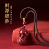 Colgante Pixiu de Tres Monedas de Cinabrio Crudo Estilo Luz de Estrella Cinabrio Morado Dorado Collar del Año del Zodiaco para Hombres y Mujeres Joyería de Regalo Venta al por Mayor