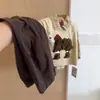 Conjunto de otoño moderno y elegante para niños: un conjunto de tres piezas que incluye un chaleco de dibujos animados, una camisa de cuadros y pantalones, perfecto para niños pequeños