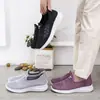 Sapatos de Pano Velho Pequim Atacado Femininos Leves Respiráveis Antiderrapantes Sapatos para Meia-Idade e Idosos Fundo Plano Malha Voadora Sapatos Femininos Sapatos de Pano para Mãe