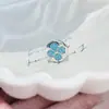 Nueva colección de serie de proteína azul de pendientes de acero de titanio médico, elegantes y versátiles, con diseños de trébol de cuatro hojas y cruz