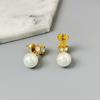 Suministro de fábrica temperamento simple viajero flash ojos aretes de perlas grandes diseño nicho aretes exquisitos para mujer en stock venta al por mayor