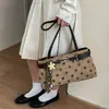 Bolsa tote de camurça com poá estilo coreano, super popular para mulheres, nova coleção outono/inverno 2026, exalando um ar de luxo discreto e de alta qualidade, perfeita para o dia a dia