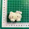 Nuevos Lindos Gato Kt Relleno de Algodón DIY Materiales Hechos a Mano Pinzas para el Cabello Ropa Zapatos Calcetines Accesorios Zuecos Accesorios Venta al por Mayor