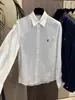 Camisa Casual Confortável de Linho com Manga Longa, Cor Sólida, Lapela Jomi/New Style, com Bordado de Cavalo Pequeno no Peito, para Mulheres