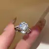 Anillo de Moissanita de Seis Garras Familia T para Mujer Estilo Clásico Moissanita Color D Diamante de Alta Concentración Anillo Chapado en Platino Sentido de Diseño de Nicho