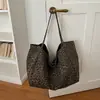 Bolsa de lona com estampa de leopardo de grande capacidade para mulheres, bolsa tote de ombro moderna e estilosa, bolsa de axila leve casual de nicho