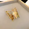 Pulseira Aberta Plateda a Ouro Real com Pregas Largas Vazadas Pulseira Versátil Tendência Europeia e Americana Joias Simples Personalizadas Atacado