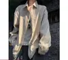 Camisa masculina de outono estilo americano de manga comprida com estampa escura e corte relaxed, apresentando uma estética marrom "old money" e uma textura espinhosa.