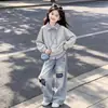 Conjunto de Pantalones Lindos de Dibujos Animados y Camisa Polo Rayada de Retazos Limpia y Relajada para Niños Medianos y Grandes Sudadera Falsa de Dos Piezas Moderna