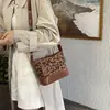 Bolsa Hobo Estampa Leopardo Retrô Padrão Diamante Feminina Outono/Inverno 2026 Nova Bolsa de Ombro Único Transversal com Corrente Patchwork de Veludo Estilo Pequeno Chanel