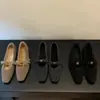 Sapatos Mary Jane femininos com bico quadrado, apresentando um salto oculto, um estilo inspirado na Chanel e um novo design de inverno 2025 com forro felpudo e detalhe de laço, exalando um visual elegante e peludo.