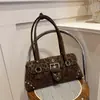 Bolso bandolera de estilo coreano, nicho retro para motocicleta con tachuelas, estilo baguette, para mujer, nuevo modelo otoño 2026, de gran capacidad, estampado de leopardo, para hombro o axila