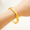 Mismo estilo que la tienda de oro, pulsera de superficie lisa de oro de arena método antiguo, latón macizo chapado en oro abrible, joyería de boda de alta gama, joyería de mano