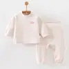 Conjunto de ropa interior térmica de algodón suave de grado A para otoño de bebé, que incluye una camiseta y pantalones, para bebés, diseñado como un cómodo conjunto de estar en casa con cintura alta y características protectoras para el vientre, adecuado para dormir