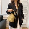 Bolso de alta calidad para mujer 2024 Nuevo bolso de cubo tejido texturizado elegante para todo tipo de atuendos bolso de hombro bandolera venta al por mayor