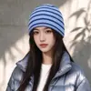 Otoño/Invierno 2026 Bloque de Color Rayas Versátil Personalidad Tejido Holgado Gorro Moda Japonesa Conjunto Pareja Estilo Callejero Gorro de Punto