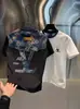 2026 Novo Design Estiloso Versátil Unissex Camiseta Casual Nicho Gola Redonda Manga Curta Jovem Tendência Luxo Leve