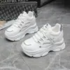 Zapatos de papá de cuero de moda con suela blanda, nueva colección otoño 2026, de altura creciente, ligeros, zapatillas casuales y cómodas con suela blanda para mujer