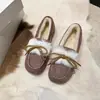 Zapatos peludos de moda y populares para mujer, nueva colección de invierno 2026, mocasines cómodos de suela blanda estilo británico, forrados de felpa para abrigar.