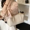 2026 Nueva Bolsa de Hombro de Gran Capacidad para el Viaje Diario, Bolso de Hombro Versátil de Gama Alta de Nicho, Bolso de Mano Simple de Cuero Suave para Mujer