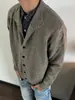 Exclusivo para a Amazon: Jaqueta cardigã de malha casual versátil estilo retrô americano com gola semi-alta nicho misturado