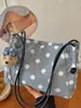 Bolsa Polka Dot Nova Tendência Verão 2026 com uma Vibe Relaxada, Moda Color-Blocking, Alto Apelo Estético, Bolsa Transversal, Bolsa de Mão Exquisite