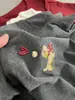 Es muy cómoda y económica, recomiendo la camiseta de manga corta con estampado de cachorros y hebilla de concha, estilo casual, holgada y con cuello redondo.