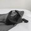 Bolso plisado portátil de nicho para mujer, otoño e invierno 2023, nuevo bolso retro de moda para axilas, bolso bandolera con bandolera a juego.
