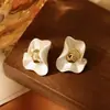 [Pétalos blancos con acentos dorados] Aretes redondos de plata bañada en oro real, un diseño minimalista y versátil, perfectos para el uso diario, y un accesorio elegante y único