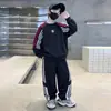 Ropa para Niños de Comercio Exterior Estilo Primavera y Otoño 2026 Nuevo Estilo Otoño Moderno Fresco Estilo Urbano Ropa Versátil con Sudadera para Niños Medianos y Grandes Conjunto de Dos Piezas Moderno