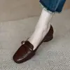 Mocasines retro para mujer, con tacón grueso, suela suave y un pequeño diseño de cuero. Esta es la colección de otoño de 2026, un zapato slip-on versátil de cuero suave con una abertura poco profunda.