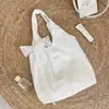 69141 Bolso tote blanco bordado floral estilo coreano para mujer, con correas de hombro plisadas, gran capacidad y diseño de lona literaria