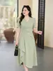 [En Stock] Vestido Casual Francés Simple de Manga Corta con Cuello en V para Tallas Grandes, Estilo Nuevo Verano 2026, Ceñido a la Cintura, Adelgazante